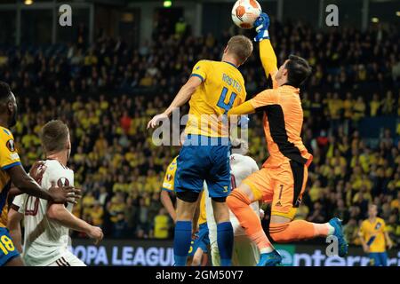 Broendby, Danemark. 16 septembre 2021. Le gardien de but Florin Nita (1) de Sparta Prague et Sigurd Rosted (4) de Broendby SI vu pendant le match de l'UEFA Europa League entre Broendby IF et Sparta Prague à Broendby Stadion à Broendby. (Crédit photo : Gonzales photo/Alamy Live News Banque D'Images