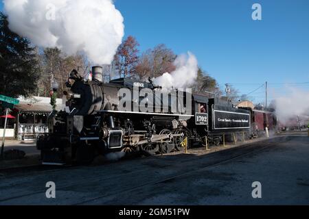 Une locomotive à vapeur sur les voies ferrées dans les Great Smoky Mountains Banque D'Images