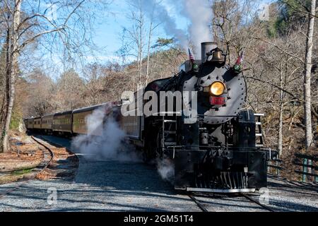 Une locomotive à vapeur sur les voies ferrées dans les Great Smoky Mountains Banque D'Images