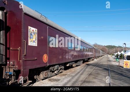 Une locomotive à vapeur sur les voies ferrées dans les Great Smoky Mountains Banque D'Images