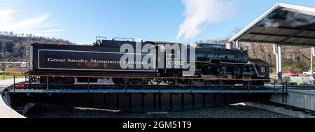 Une locomotive à vapeur sur les voies ferrées dans les Great Smoky Mountains Banque D'Images