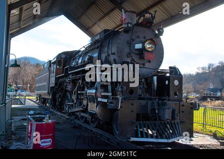 Une locomotive à vapeur sur les voies ferrées dans les Great Smoky Mountains Banque D'Images