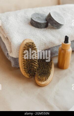 Kit spa pour hommes avec serviettes, shampooing naturel solide, savon, brosse à barbe et huile aromatique sur fond papier Banque D'Images