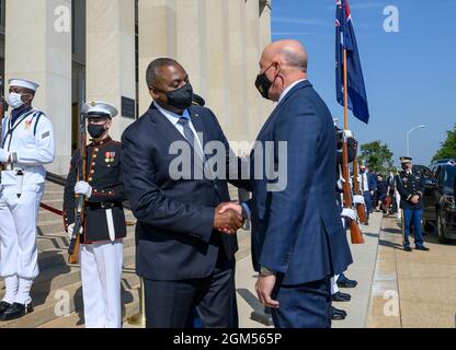 Arlington, États-Unis d'Amérique. 15 septembre 2021. Arlington, États-Unis d'Amérique. 15 septembre 2021. Le secrétaire américain à la Défense Lloyd J. Austin III, à gauche, accueille le ministre australien de la Défense Peter Dutton lors de la cérémonie d'arrivée au Pentagone le 15 septembre 2021 à Arlington, en Virginie. Crédit : SSTGT. Brittany Chase/DOD/Alamy Live News Banque D'Images
