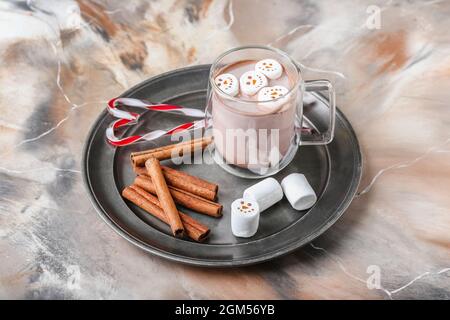 Bonshommes de neige en guimauves douces et une tasse de chocolat chaud sur fond de grunge Banque D'Images