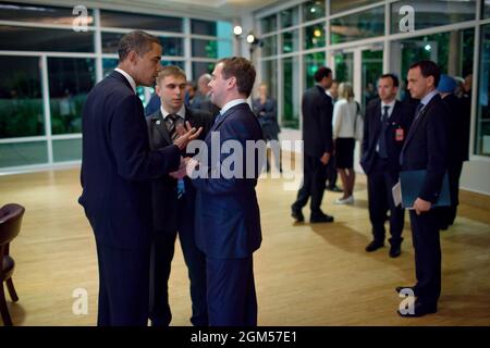 Le président Barack Obama s'entretient avec le président russe Dmitry Medvedev lors d'un dîner de travail des dirigeants du G-20 au Phipps Conservatory and Botanical Gardens à Pittsburgh, Pennsylvanie, le 24 septembre 2009. (Photo officielle de la Maison Blanche par Pete Souza) cette photo officielle de la Maison Blanche est disponible uniquement pour publication par les organismes de presse et/ou pour impression personnelle par le(s) sujet(s) de la photo. La photographie ne peut être manipulée d'aucune manière et ne peut pas être utilisée dans des documents commerciaux ou politiques, des publicités, des courriels, des produits, des promotions qui, de quelque manière que ce soit, suggèrent une approbation ou une endo Banque D'Images