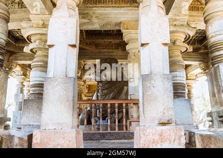 Halebid, Karnataka, Inde : sanctuaire Nandi dans le temple Hoysaleswara du XIIe siècle. Banque D'Images