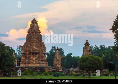 Khajuraho, Madhya Pradesh, Inde : vue au coucher du soleil sur les temples Vishvanatha (à gauche) et Parvati (à droite) faisant partie du groupe occidental de l'UNESCO World Her Banque D'Images