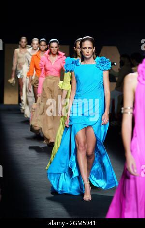 Madrid, Espagne. 16 septembre 2021. Les modèles parcourent la piste du spectacle de mode Malne lors de la Mercedes Benz Fashion week Madrid (MBFWM) à l'IFEMA. Crédit : SOPA Images Limited/Alamy Live News Banque D'Images