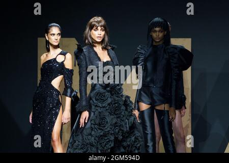 Madrid, Espagne. 16 septembre 2021. Les modèles parcourent la piste du spectacle de mode Malne lors de la Mercedes Benz Fashion week Madrid (MBFWM) à l'IFEMA. Crédit : SOPA Images Limited/Alamy Live News Banque D'Images