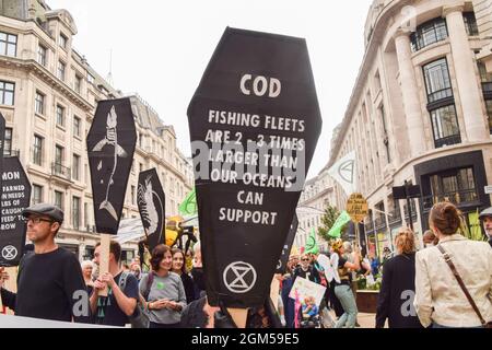 Londres, Royaume-Uni. 4 septembre 2021. Extinction les manifestants de la rébellion à Regent Street lors de la Marche pour la nature le dernier jour de leur campagne de deux semaines pour la rébellion impossible, appelant le gouvernement britannique à agir de manière significative sur la crise climatique et écologique. Banque D'Images