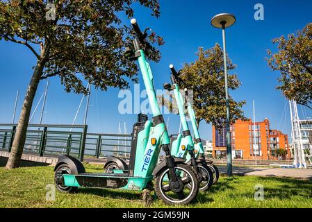 La location de scooters électriques devient un moyen de transport populaire Banque D'Images