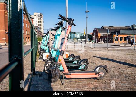 La location de scooters électriques devient un moyen de transport populaire Banque D'Images