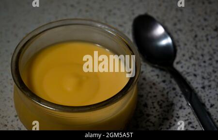 Crème de pudding à la vanille maison dans un bol en verre Banque D'Images