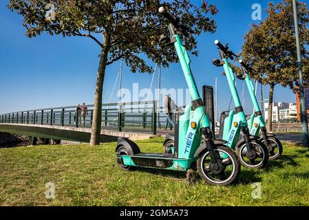 La location de scooters électriques devient un moyen de transport populaire Banque D'Images