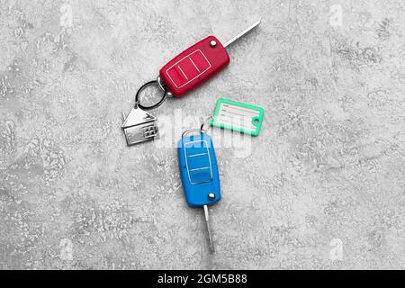 Clés de voiture avec étiquette en plastique et porte-clés sur fond de gringe Banque D'Images