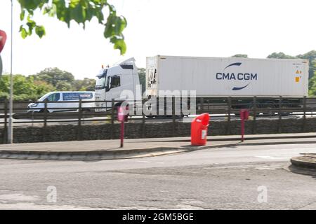 Le conteneur d'expédition CMA CGM HGV se déplace sur la M27 près de Southampton, au Royaume-Uni Banque D'Images