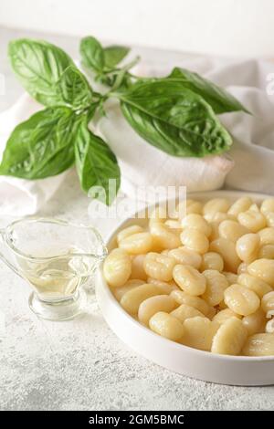 Assiette avec gnocchi savoureux sur fond clair, gros plan Banque D'Images