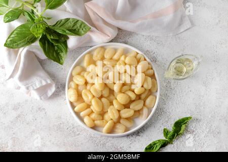 Assiette avec gnocchi savoureux sur fond clair Banque D'Images