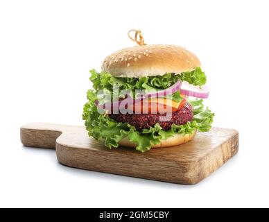 Bois avec savoureux hamburger végétarien sur fond blanc Banque D'Images