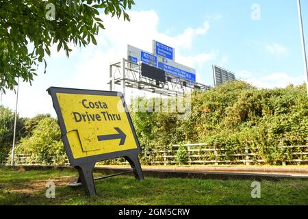 Costa Coffee Drive à la M27 Rownhams services sud vers Southampton Angleterre signe affiché sur le chemin d'entrée Banque D'Images