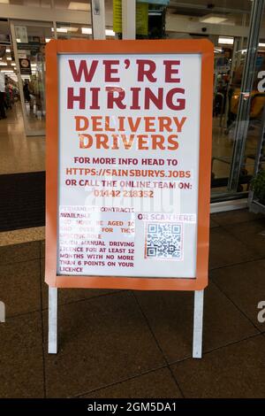 Apsley, Royaume-Uni, 12 septembre 2021. Nous embauchons des livreurs à l’entrée du supermarché Sainsbury. Le manque de vecteurs de livraison a créé une pénurie mondiale de conducteurs, entraînant des pénuries sur tous les marchés. À ce moment-là, il y avait 129 magasins Sainsbury avec des postes de conducteur de livraison vacants. Crédit : Stephen Bell/Alay. Banque D'Images