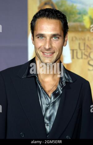 Raoul Bova 09/20/03 SOUS LE SOLEIL TOSCAN au théâtre El Capitan, Hollywood photo par Izumi Hasegawa/HNW/PictureLux Banque D'Images