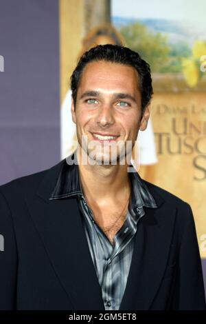 Raoul Bova 09/20/03 SOUS LE SOLEIL TOSCAN au théâtre El Capitan, Hollywood photo par Izumi Hasegawa/HNW/PictureLux Banque D'Images