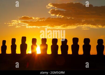 Un lever de soleil spectaculaire et coloré au-dessus des sculptures en pierre de Moai à AHU Tongariki, île de Pâques, au Chili. Banque D'Images