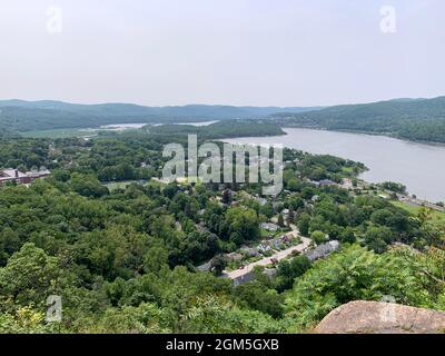 Panorama de Cold Springs depuis le sommet de Breakneck Ridge dans le nord de l'État de New York sur l'Hudson Banque D'Images