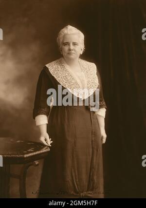 Anna Howard Shaw (1849-1919) leader britannique-américain du mouvement des femmes au suffrage des États-Unis, Portrait intégral, 1915 Banque D'Images