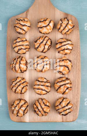 Macarons de noix de coco sur fond bleu texturé, bonbons l'heure de noël Banque D'Images