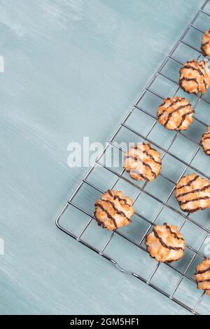 Macarons de noix de coco sur fond bleu texturé, bonbons l'heure de noël Banque D'Images