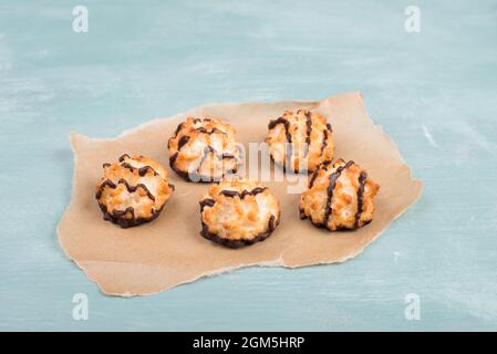 Macarons de noix de coco sur fond bleu texturé, bonbons l'heure de noël Banque D'Images