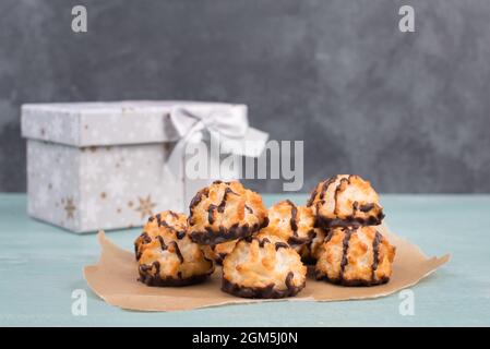 Macarons de noix de coco sur fond bleu texturé, bonbons l'heure de noël Banque D'Images