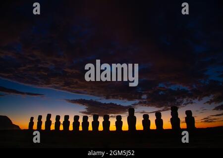 Un lever de soleil spectaculaire et coloré au-dessus des sculptures en pierre de Moai à AHU Tongariki, île de Pâques, au Chili. Banque D'Images