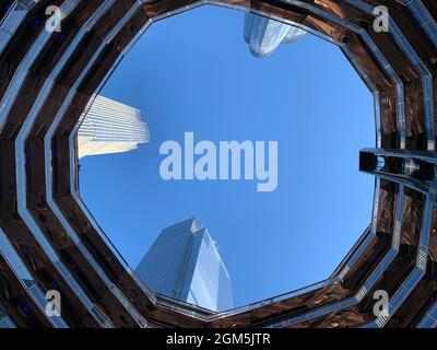 Vue de bas en haut à l'intérieur du navire à Hudson yards dans la ville de New York Banque D'Images