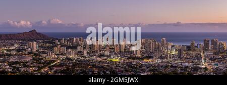 Vue de la Tête du Diamant et Waikiki au crépuscule de tantale scenic outlook. Banque D'Images