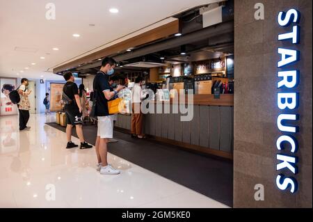 Hong Kong, Chine. 7 août 2021. Les clients font la queue dans la chaîne multinationale américaine Starbucks Coffee Store à Hong Kong. (Credit image: © Budrul Chukrut/SOPA Images via ZUMA Press Wire) Banque D'Images