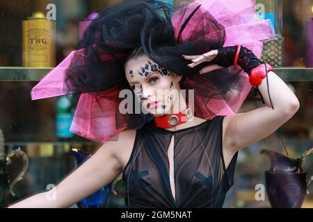 Londres, Royaume-Uni. 11 septembre 2021. Le modèle assiste à un flash mob défilé de mode à Leicester Square pour le designer Pierre Garroudi. Crédit: Waldemar Sikora Banque D'Images