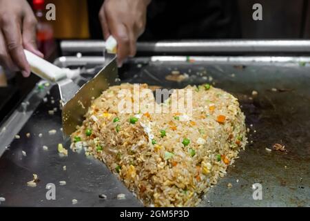 Riz frit Hibachi japonais préparé en forme de coeur. Banque D'Images