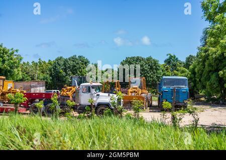 Chantier de construction avec tracteurs en champ situé en République dominicaine. Banque D'Images