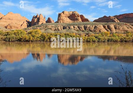 Rochers rouges sur le fleuve Colorado, Utah Banque D'Images