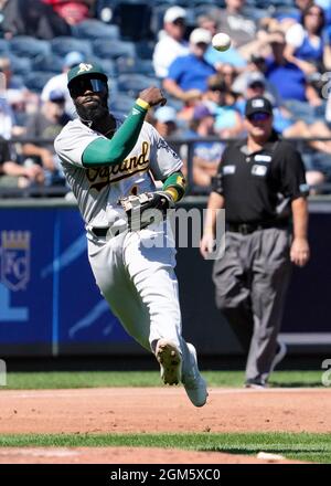 Kansas City, Missouri, États-Unis. 16 septembre 2021. Oakland Athletics Josh Harrison (1) jette à travers le diamant dans la deuxième salle à manger au stade Kauffman à Kansas City, Mo. Les A ont vaincu les Royals 7-2 . Jon Robichaud/CSM/Alamy Live News Banque D'Images