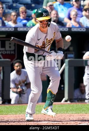 Kansas City, Missouri, États-Unis. 16 septembre 2021. Oakland Athletics Chad Pinder (4) fait un pas en haut de la première ligne de base au stade Kauffman à Kansas City, Missouri. Les A ont vaincu les Royals 7-2 . Jon Robichaud/CSM/Alamy Live News Banque D'Images