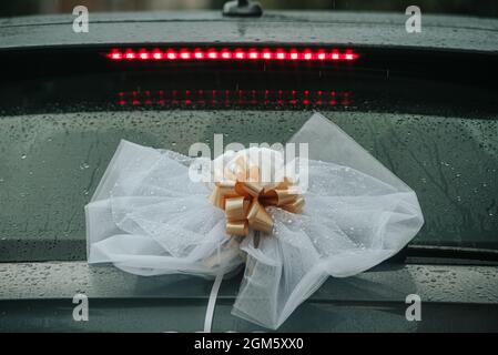 décoration de mariage à l'arrière de la voiture le jour de pluie Banque D'Images