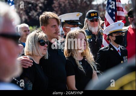 Le mari de Nicole Gee, Jarod Gee, et deux autres membres de la famille regardent les pallbearers se préparer à décharger son cercueil. Gee a été l'un des 13 tués à Kaboul. Banque D'Images