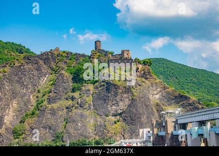 Le château de Schreckenstein, ou château de Strekov, est un château en ruines bien conservé perché au sommet d'une falaise au-dessus de l'Elbe près de la ville d'Usti nad Labem Banque D'Images