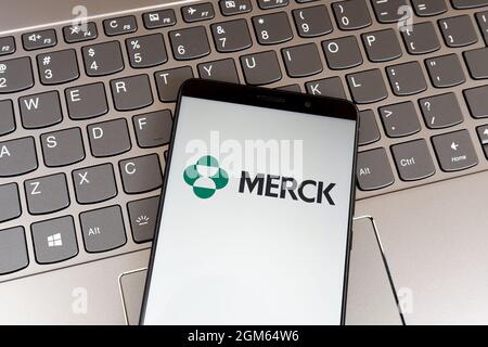 Toronto, Canada - le 31 janvier 2021 : logo Merck sur l'écran du téléphone intelligent sur le clavier. Banque D'Images