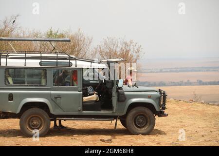 Nairobi, Kenya. 30 août 2021. Les touristes vont visiter la réserve nationale de Masai Mara, Kenya, 30 août 2021. Le Kenya cherche à attirer plus de visiteurs pour le reste de l'année dans le contexte de la reprise du secteur mondial des voyages. Pour les six premiers mois de 2021, le pays a reçu 305,635 voyageurs étrangers, selon Najib Balala, secrétaire du cabinet du ministère du Tourisme et de la faune. Credit: Dong Jianghui/Xinhua/Alay Live News Banque D'Images